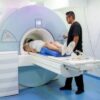 Почему врач-рентгенолог неотлучно находится рядом во время МРТ-сканирования